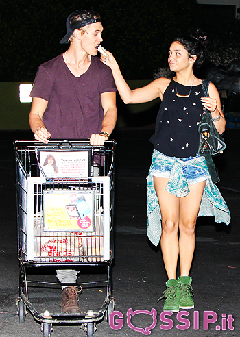 Vanessa Hudgens tenera con il suo Austin