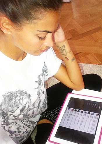 Melissa Satta, sull'iPad legge i commenti