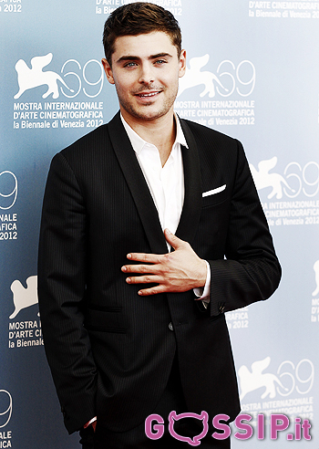 Venezia, Zac Efron al photocall: guarda