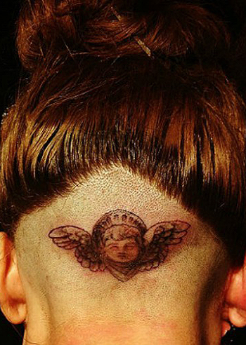 Lady Gaga, un tatto sulla testa rasata: foto