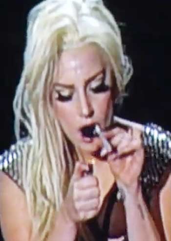 Lady Gaga si fuma uno spinello sul palco: foto