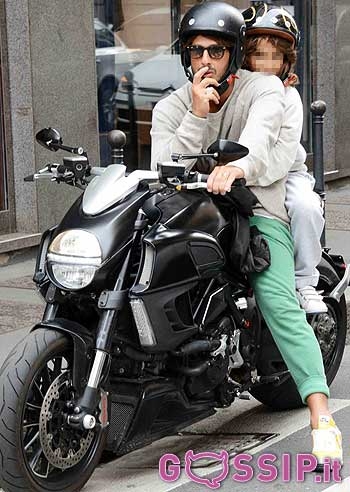 Fabrizio Corona, con Carlos in moto