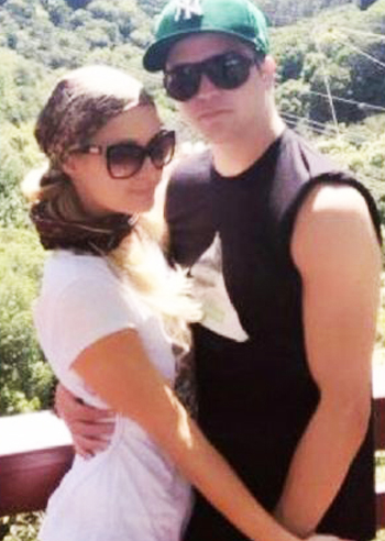 Paris Hilton a Maui con il toyboy, una vacanza social