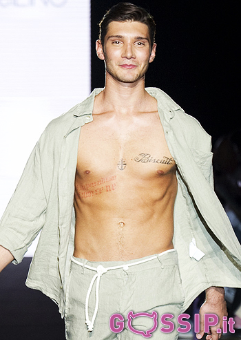 Stefano De Martino in passerella per La Fabbrica del Lino Stefano De Martino in passerella per La Fabbrica del Lino