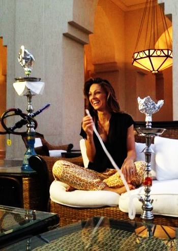 Anna Tatangelo fuma il narghilè: foto