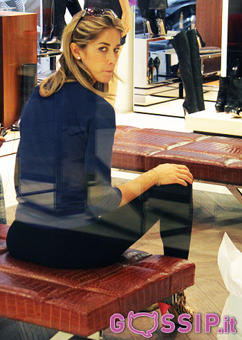 Elena Santarelli a caccia di scarpe nuove: foto