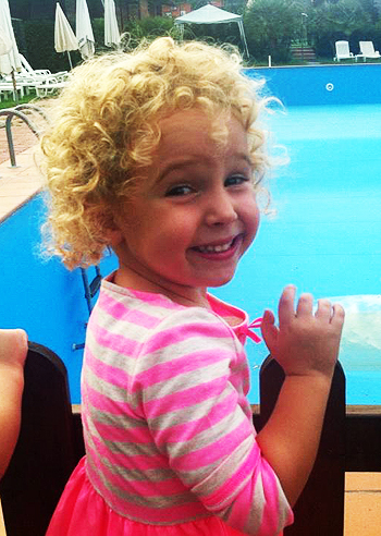 Claudia Gerini in festa per i 3 anni di Linda