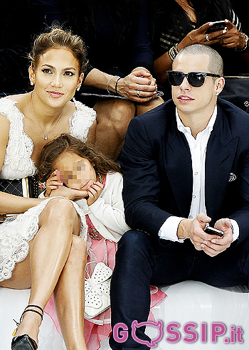 J.Lo alla sfilata Chanel con Caspert Smart e la figlia Emme: foto