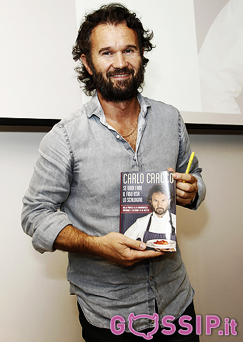 Carlo Cracco fa il figo con lo scalogno: foto