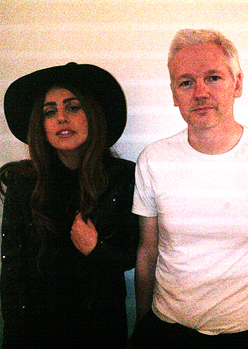 Lady Gaga fa visita ad Assange