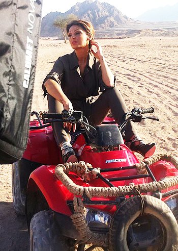 Anna Tatangelo, sexy a Sharm