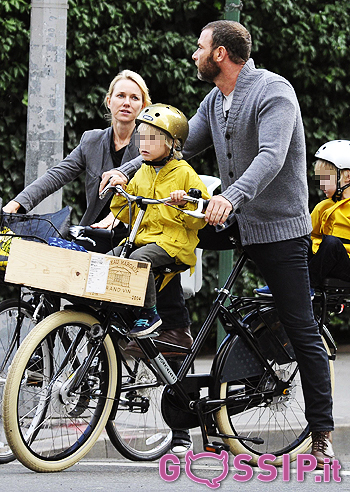 Naomi Watts in bicicletta con la famiglia: foto
