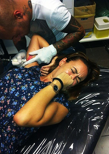 Melita Toniolo, che dolore per fare il tattoo!