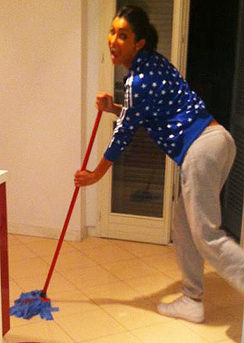 Fede Nargi, lavori domestici a casa di un amico