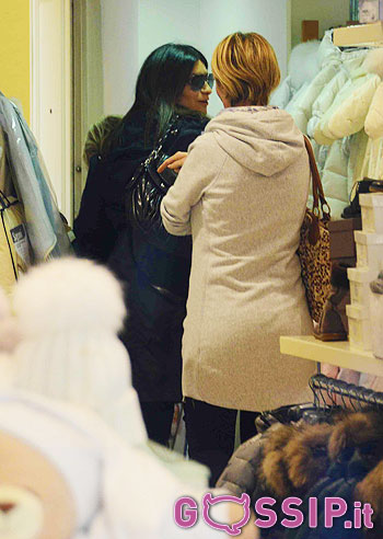 Laura Pausini incinta, shopping e fuga