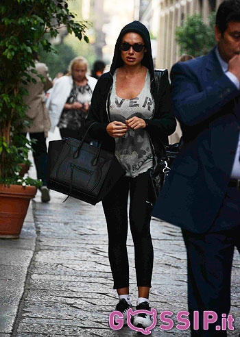 Nicole Minetti, sempre incappucciata