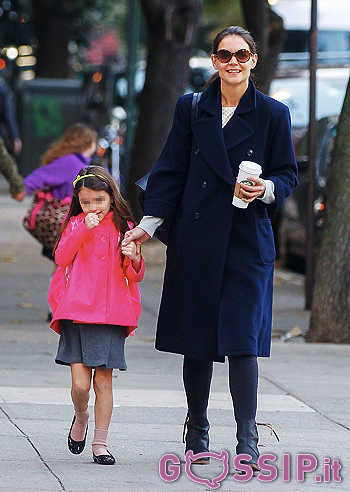 Katie Holmes sorridente con Suri: foto Katie Holmes sorridente con Suri: foto
