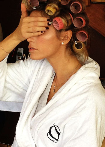 Elena Santarelli in bigodini: foto