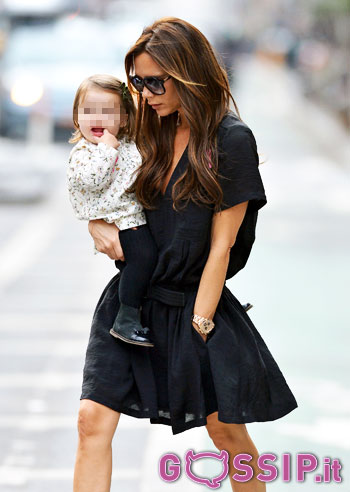 Victoria Beckham, con Harper un super look
