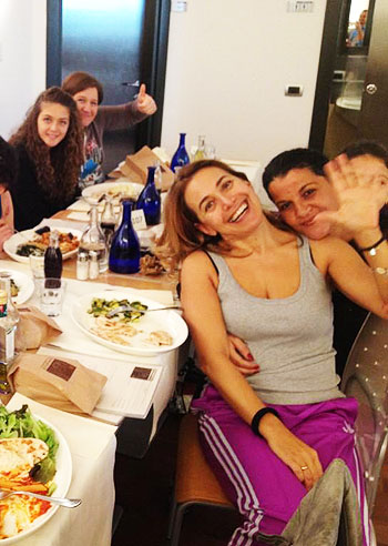 Foto ricordo per la D'Urso e le ragazze di Brindisi