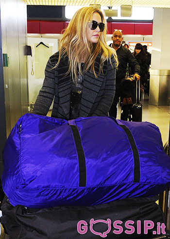 Bar Refaeli atterra a Berlino carica di bagagli: foto