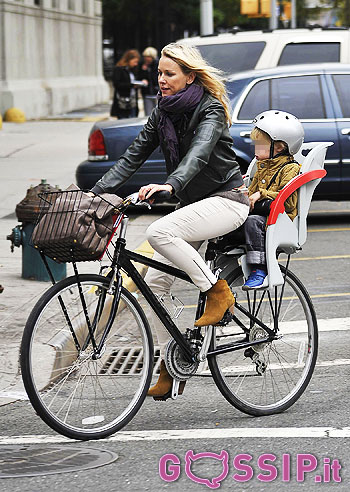 Naomi Watts, fanatica della bicicletta: foto