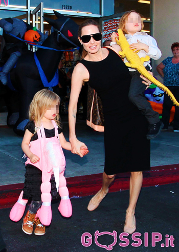 Angie Jolie, acquisti mostruosi per Halloween