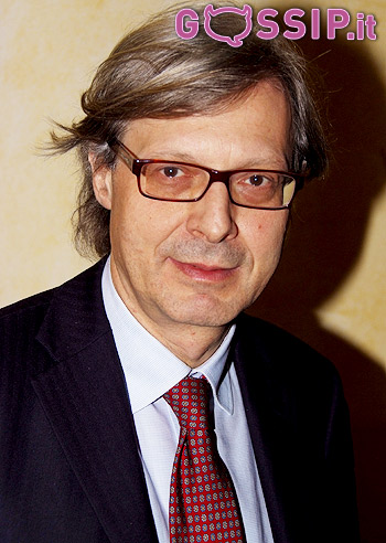 Vittorio Sgarbi, la sua auto finisce contro un muretto