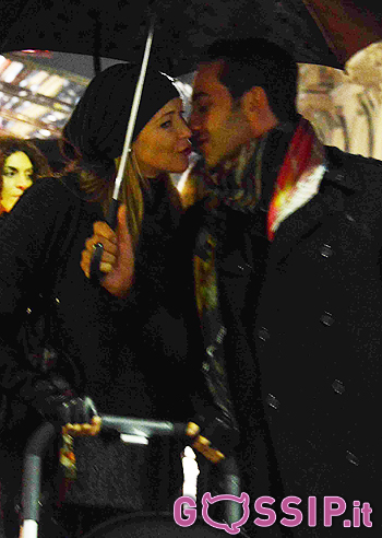 Ludmilla Radchenko, con Matteo ed Eva sotto la pioggia