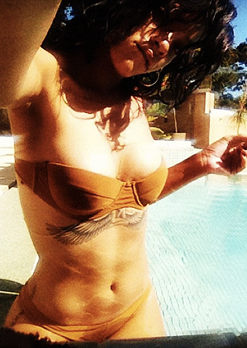 Rihanna sexy in bikini su Twitter