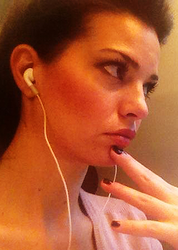 Laura Torrisi studia l'inglese