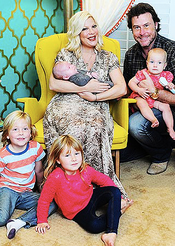 Tori Spelling presenta il piccolo Finn Davey