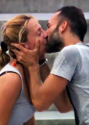 Debora Villa e Alessandro Sampaoli, bacio in bocca a "Pechino": foto