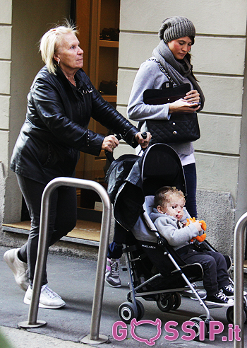 Carolina Marcialis, passeggiata con la suocera