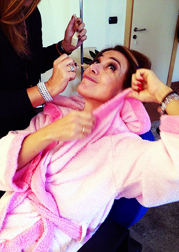 Barbara D'Urso al trucco: foto