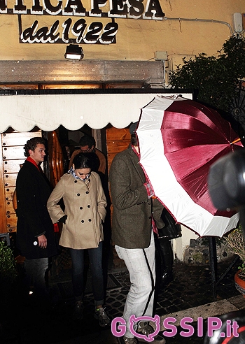 Mila Kunis e Ashton Kutcher, cena romantica a Roma: foto