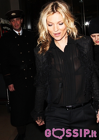 Kate Moss in una camicetta trasparente a Parigi