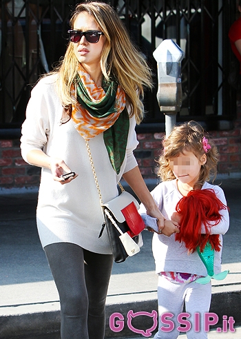 Jessica Alba, shopping con la figlia Honor
