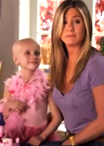Jennifer Aniston tenera per i bimbi malati: foto
