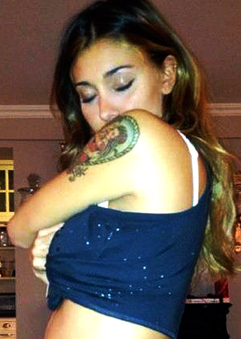 Belen, giornata uggiosa con strip Belen, giornata uggiosa con strip