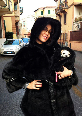 Stesso look per Cecilia Capriotti e la sua chihuahua: foto