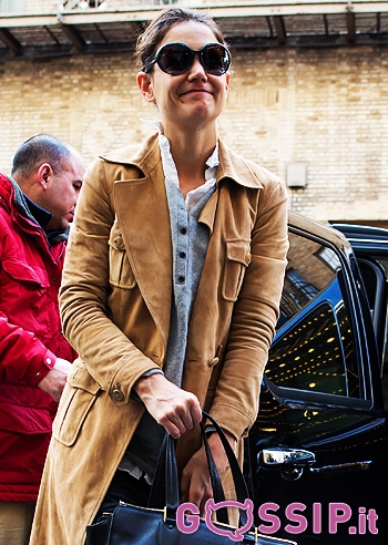 Katie Holmes sorridente prima del debutto a Broadway