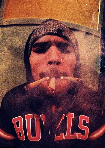Chris Brown fuma tre canne contemporaneamente