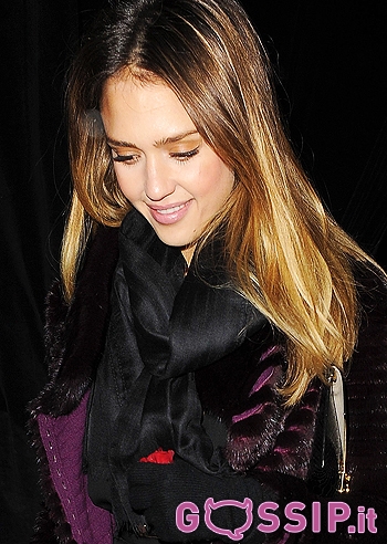 Jessica Alba, nero e prugna a Londra: foto