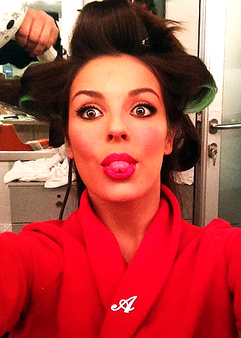 Alessia Reato in red nei camerini di "Striscia"