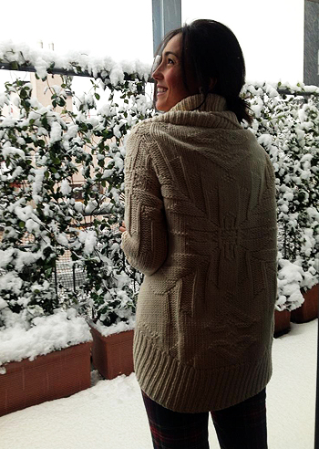 Caterina Balivo cinguetta sotto la neve