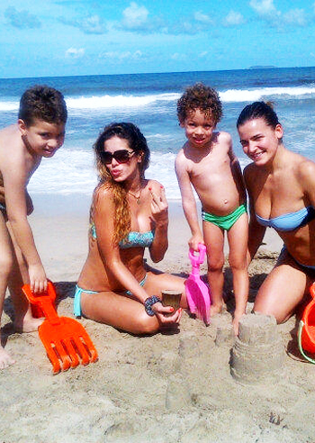 Aida Yespica in spiaggia con Aaron