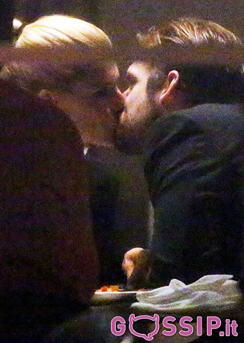 Michelle e Tomaso, cena con bacio