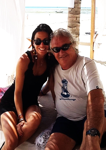 Flavio Briatore, col Eli Natale in spiaggia