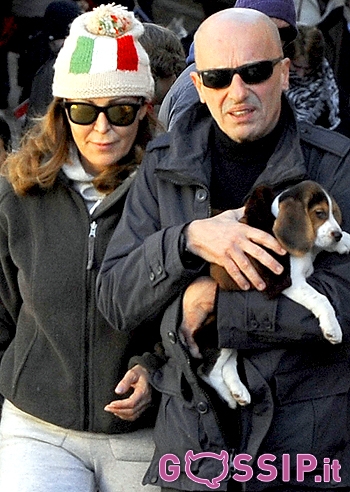 Natale sulla neve con cucciolo per Santanchè e Sallusti: foto Natale sulla neve con cucciolo per Santanchè e Sallusti: foto